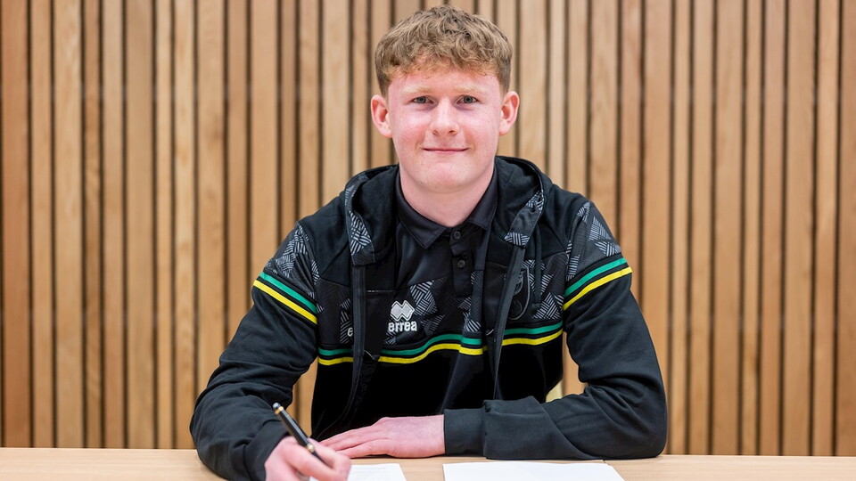 Norwich City Academy goalkeeper Sam Blair has signed his first professional contract with the club, keeping him with the Canaries until summer 2023.