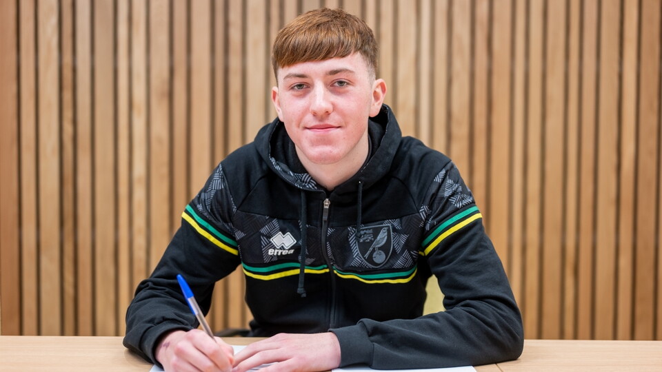 Norwich City Under-18s defender Sean Stewart has signed his first professional contract with Norwich City Football Club, keeping him with the Canaries until Summer 2024.