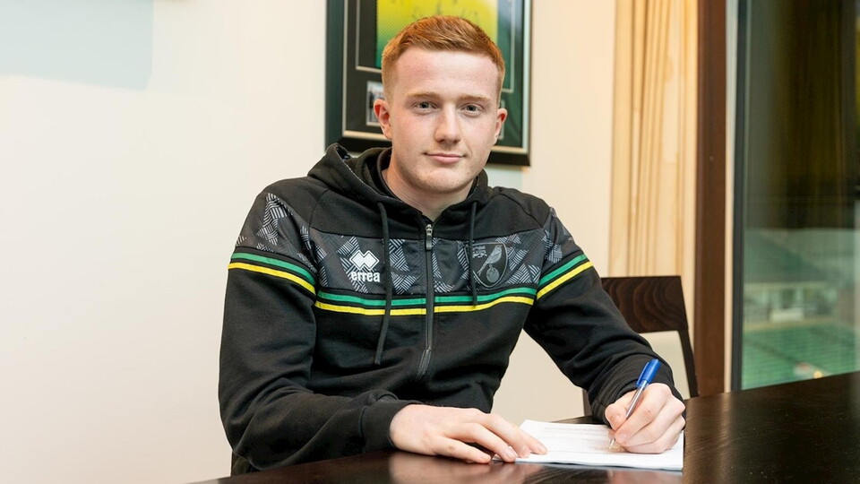 Norwich City Under-18s defender Lewis Shipley has signed his first professional contract with the club, keeping him with the Canaries until the summer of 2023.