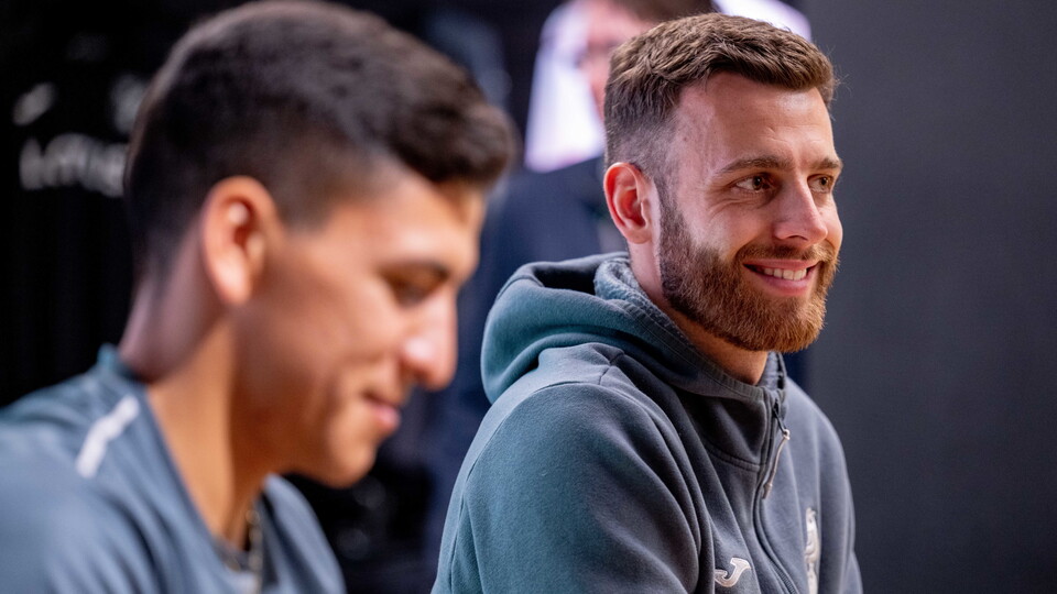 Angus Gunn and Marcelino Núñez were at the Norwich City Fan Hub on Thursday afternoon for a signing session.
