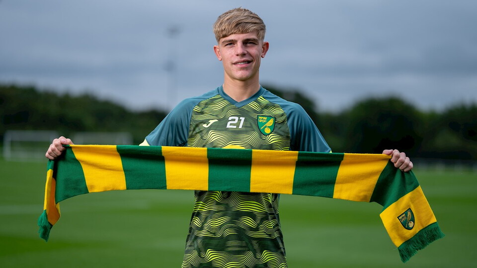 Norwich City completed the season-long loan signing of 20-year-old full-back Brandon Williams from Manchester United on Monday.