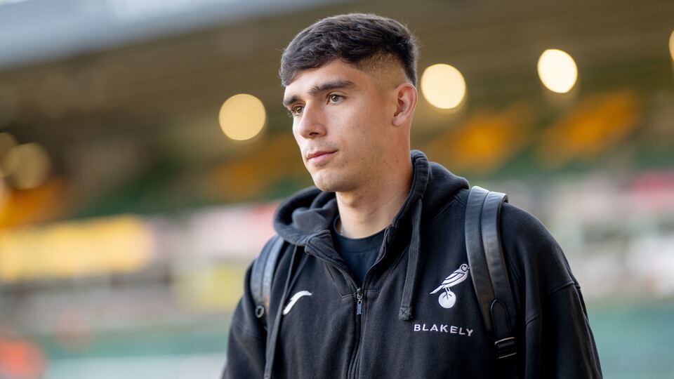 Goalkeeper Vicente Reyes has joined Peterborough United on loan until January.