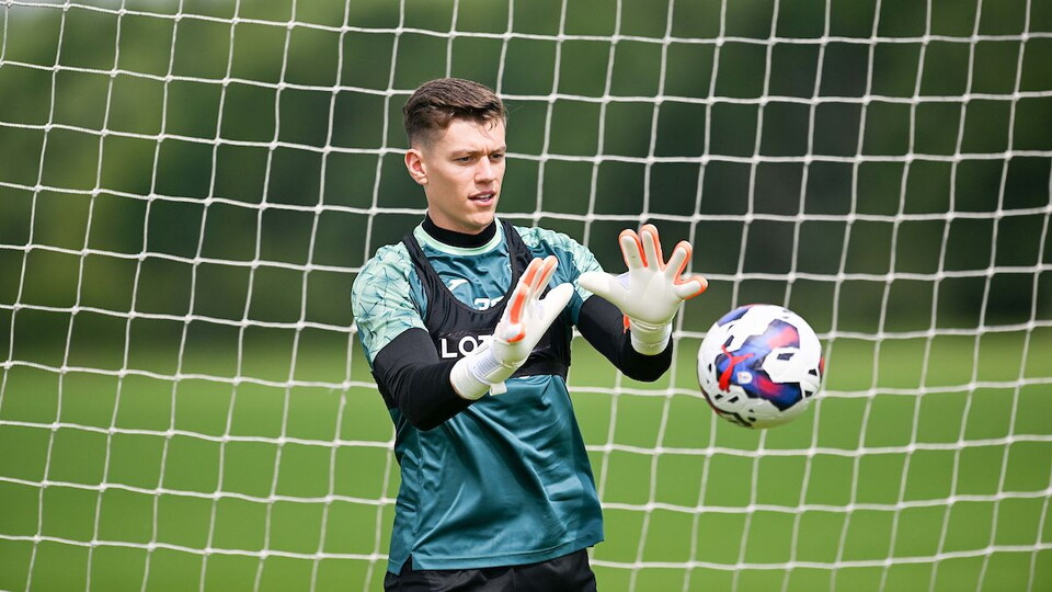 Norwich City goalkeeper Jon McCracken has joined the League of Ireland Premier Division side Bohemian Football Club on a loan deal until December 31, 2022.