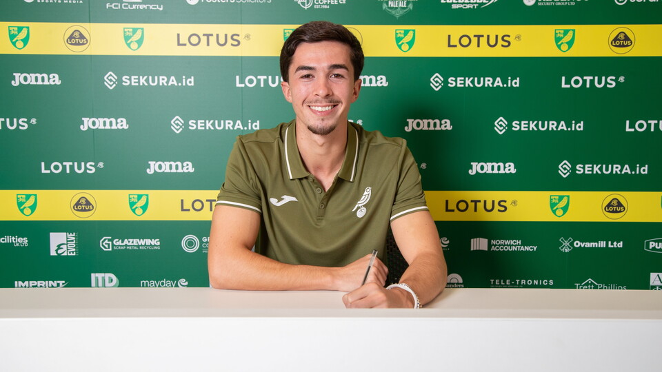 Norwich City have completed the signing of young full-back Guilherme Montóia.