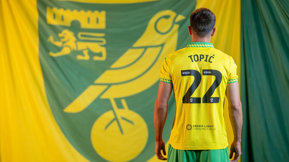 Norwich City have completed the signing of Serbian international midfielder Mirko Topić.