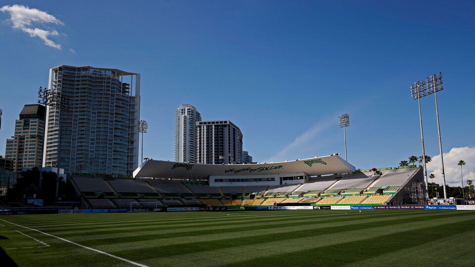 During the upcoming FIFA World Cup break, the Norwich City first-team squad, in collaboration with Visit Tampa Bay and Tampa Bay Rowdies, will undergo a warm weather training camp in the Floridian city.