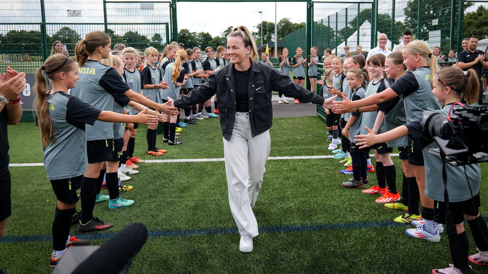 Manchester City and England forward Lauren Hemp returned to her roots to officially open the Lauren Hemp Community Pitch in Norwich today, named in recognition of the part she’s played in the huge success of the Lionesses.