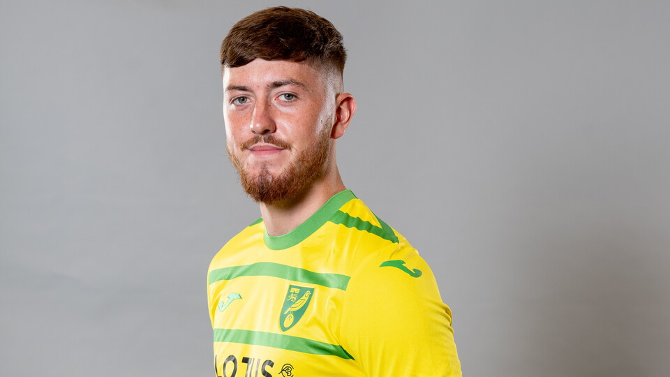 Norwich City Under-21 full-back Sean Stewart has completed a loan move to Cliftonville FC of the NIFL Premiership.