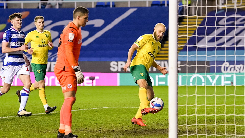 Norwich City made it four consecutive 2-1 wins with victory at Reading on Wednesday night.
