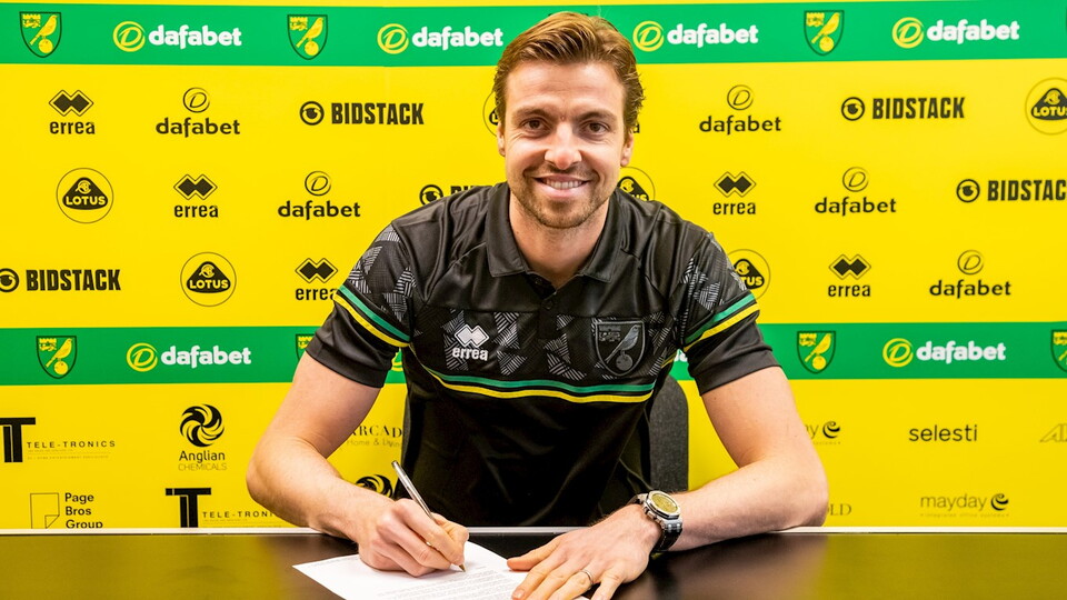 Norwich City goalkeeper Tim Krul has signed a new contract extension, keeping him at the club until June 2024.