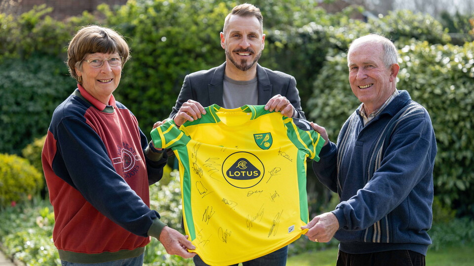Norwich City Ambassador Darren Huckerby recently visited the home of Ed and Judith Kelly, who were the lucky winners of a competition to celebrate Fosters Solicitors’ new brand evolution and extended partnership with the club!