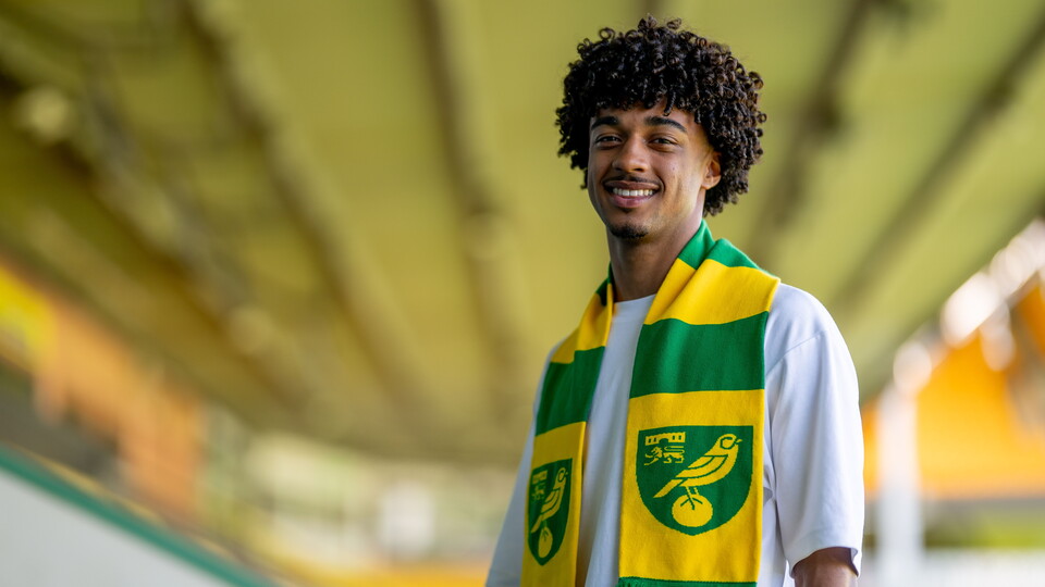 Academy defender Theo Adelusi has signed a new contract at Norwich City until 2028.