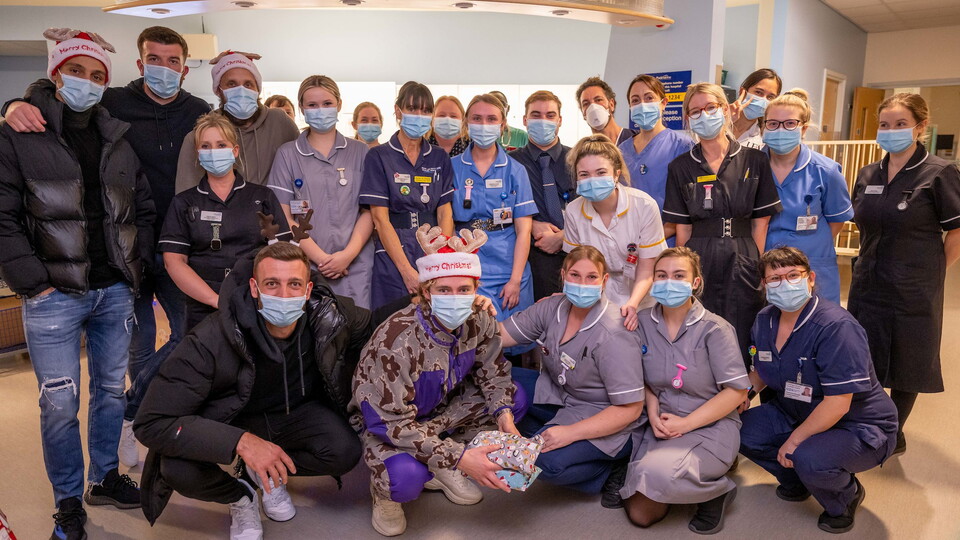 As part of three Norwich City Christmas visits, a group of five players visited the Norfolk and Norwich University Hospitals on Monday, December 12.