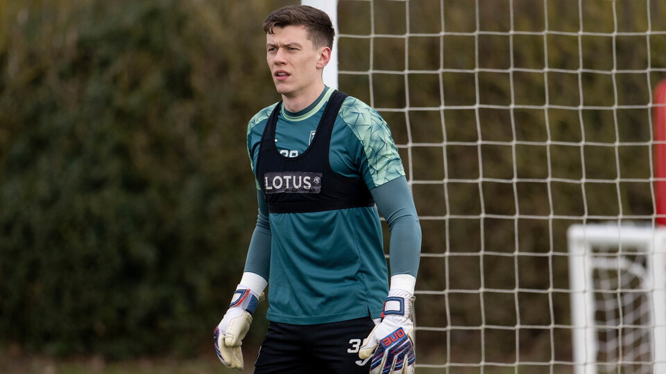 Norwich City goalkeeper Jon McCracken has joined Stevenage on an emergency loan.
