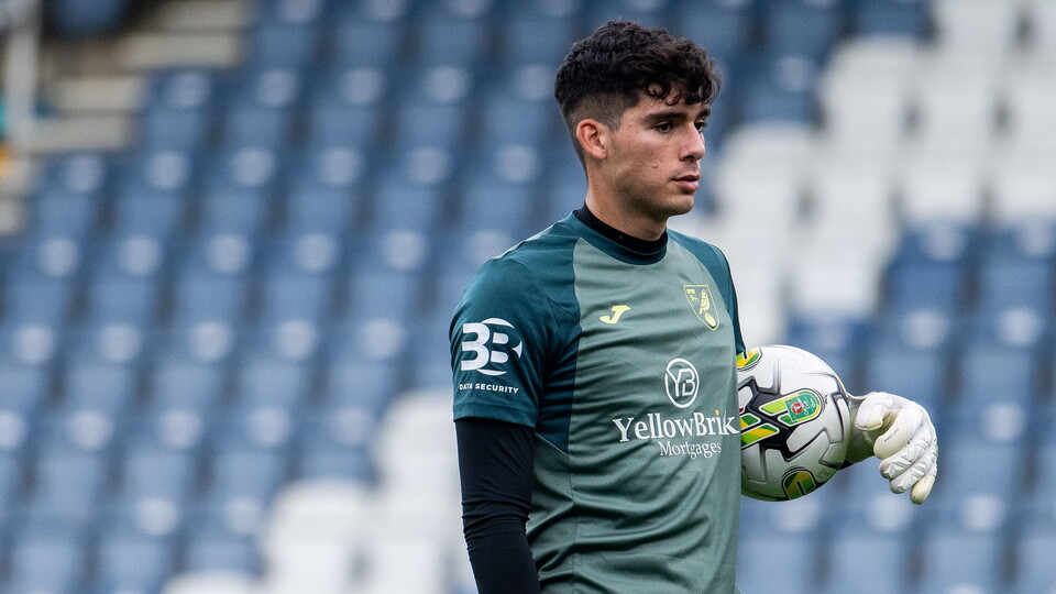 Vicente Reyes has completed a loan move to Braintree Town of the Vanarama National League South.