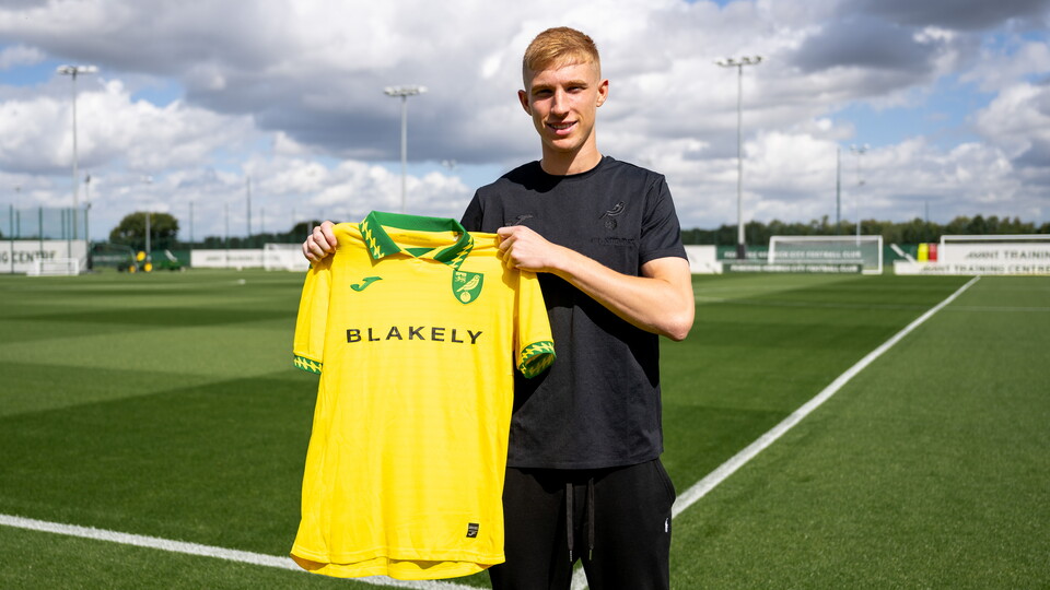 Norwich City have completed the signing of midfielder Zach Baumann from Manchester United.