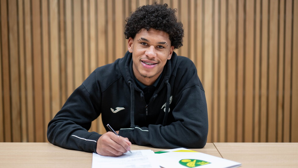 Academy forward La'Sean Sealey has signed his first professional contract with Norwich City.