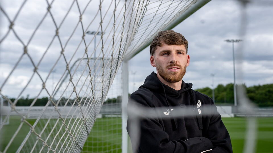 Norwich City have completed the permanent signing of goalkeeper Daniel Grimshaw from Plymouth Argyle.