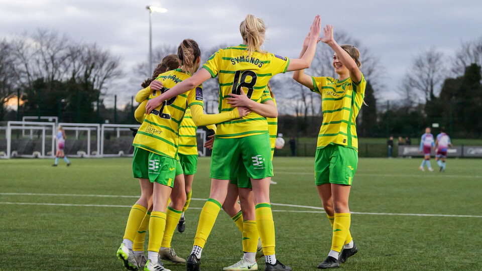 Norwich City Women have moved level on points with AFC Wimbledon at the top of the FAWNL Division one South East after a 4-1 win over Chesham United on Sunday afternoon.