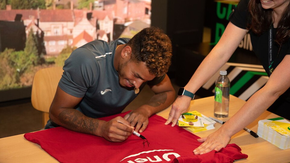 Onel Hernández was joined by Gabriel Sara at yesterday’s signing session at the Fan Hub, as the pair sat with fans for photos and signed memorabilia.