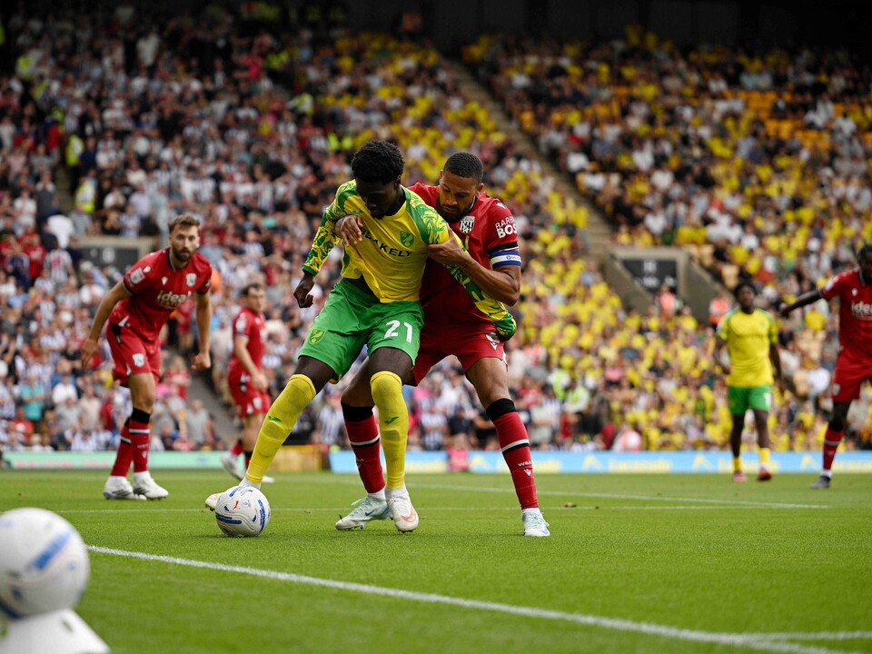 Mohammed Toure battles it out with George Cambell at Carrow Road