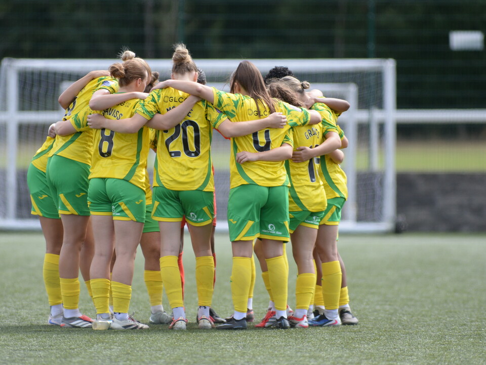 Norwich City Women huddle 