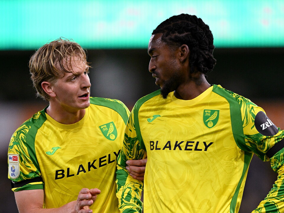 Pelle Mattsson and Paris Maghoma speak on the pitch.